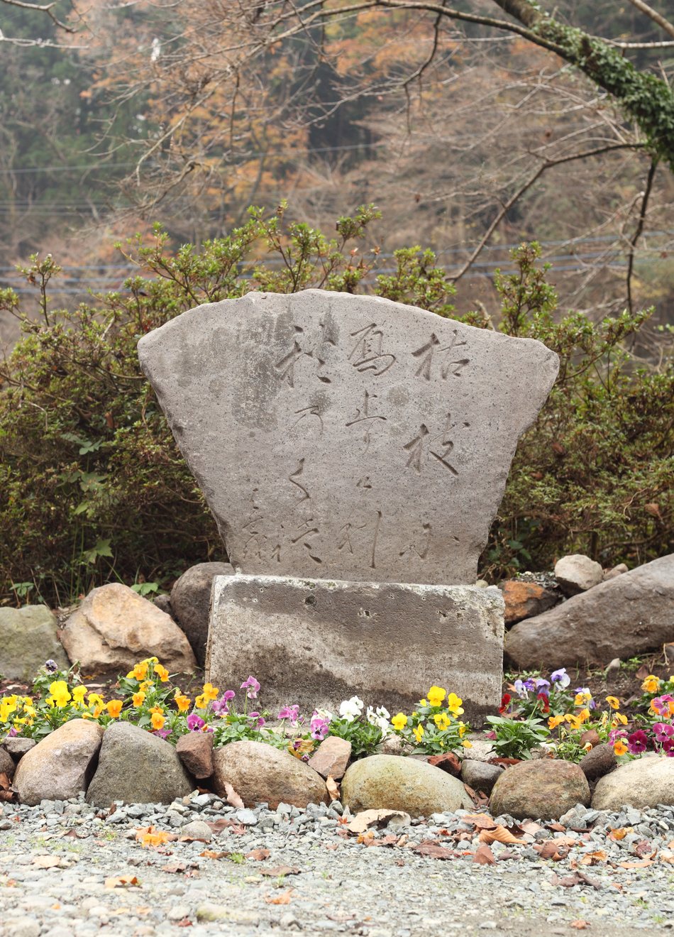 敷地内に建つ松尾芭蕉の句碑